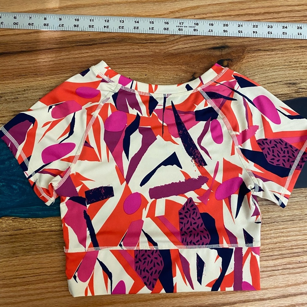Vibrant Abstract Crop Top - Picture 5 of 8
